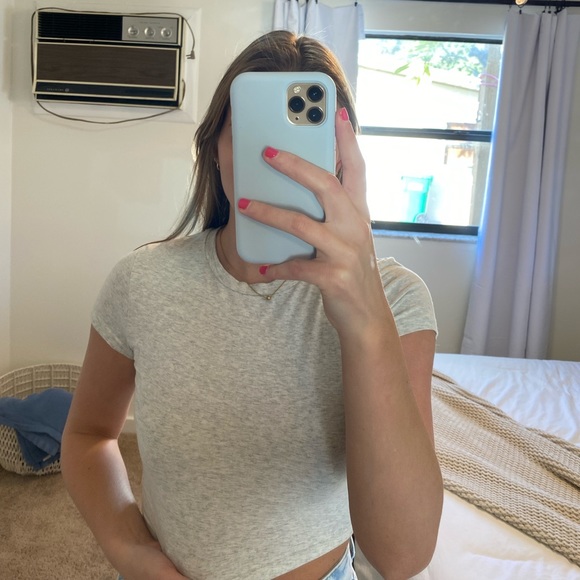 (Aritzia) TNA cropped tshirt - Picture 2 of 4